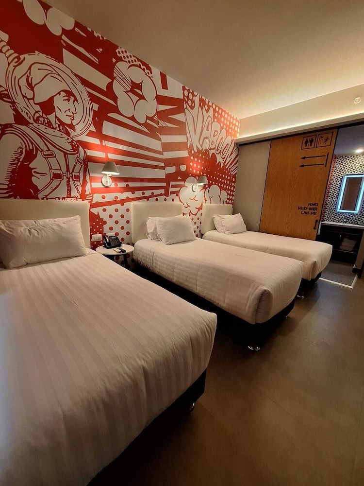 ROOM, 3 BEDS