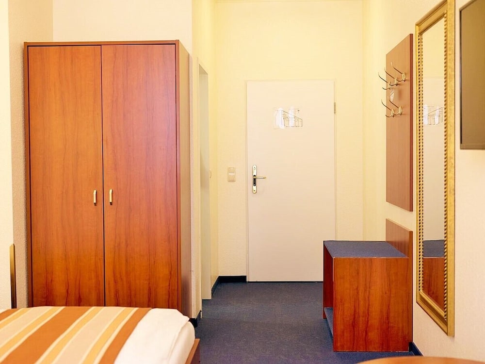 ROOM, SINGLE, KING BED