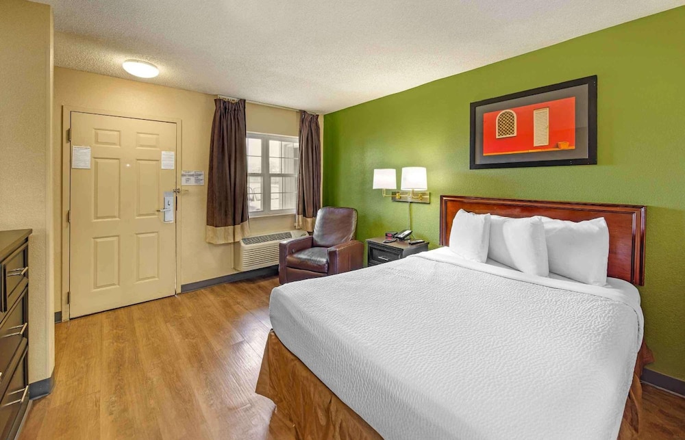 1 King Bed - Non-Smoking, Kitchen, Shower