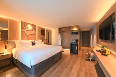 Suite, Queen Bed, Outdoor Jetted Tub