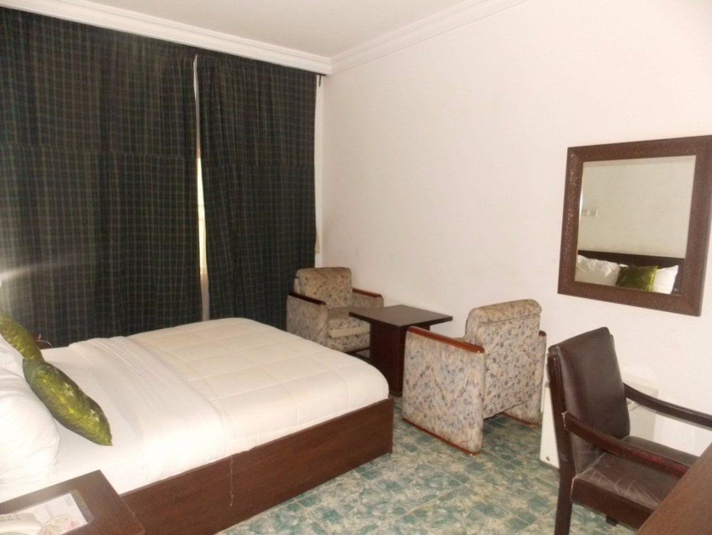 Thornberry Savannah Suite Hotel 11/32