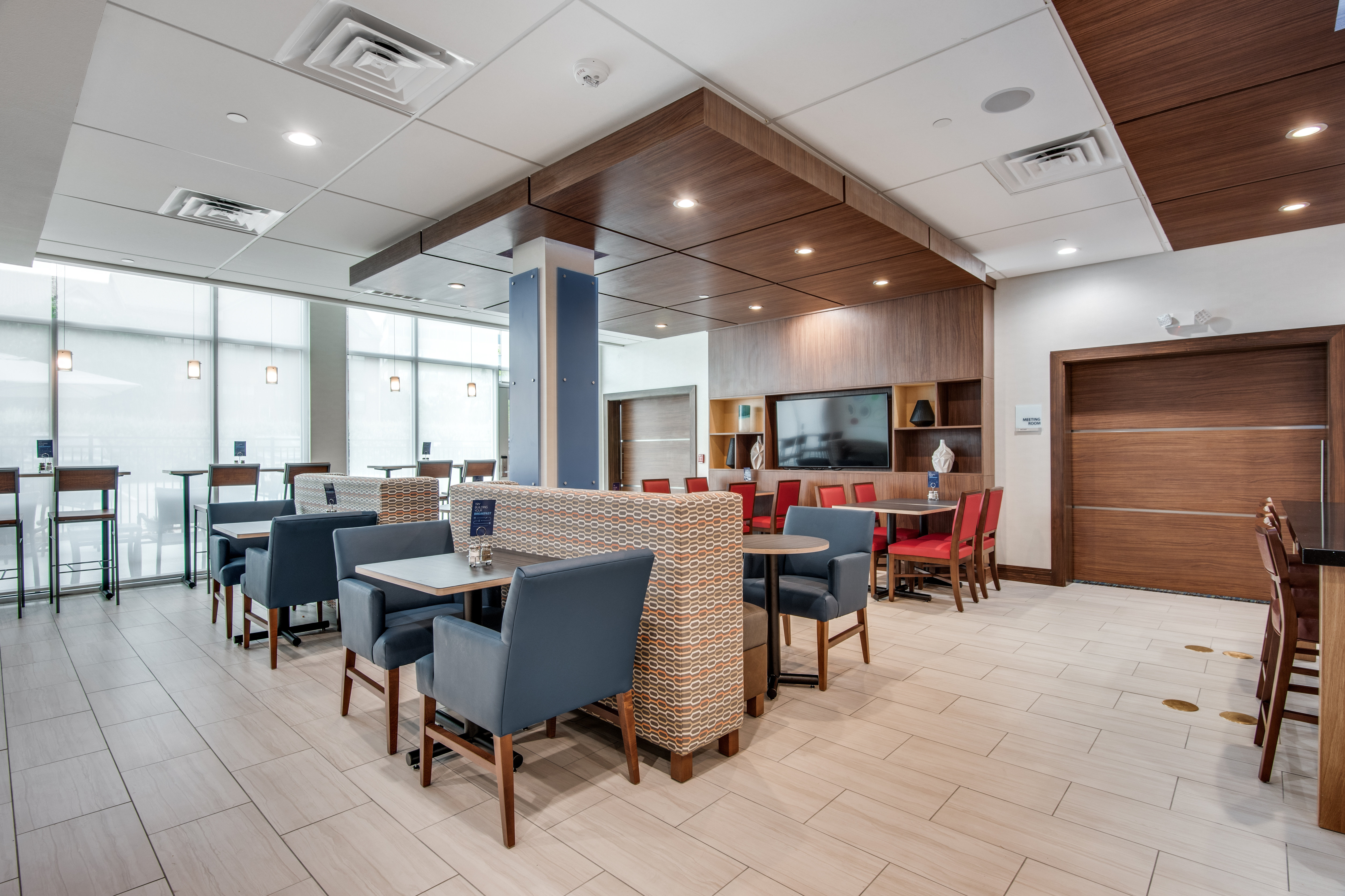 Holiday Inn Express And Suites Dallas North Addison 44/64