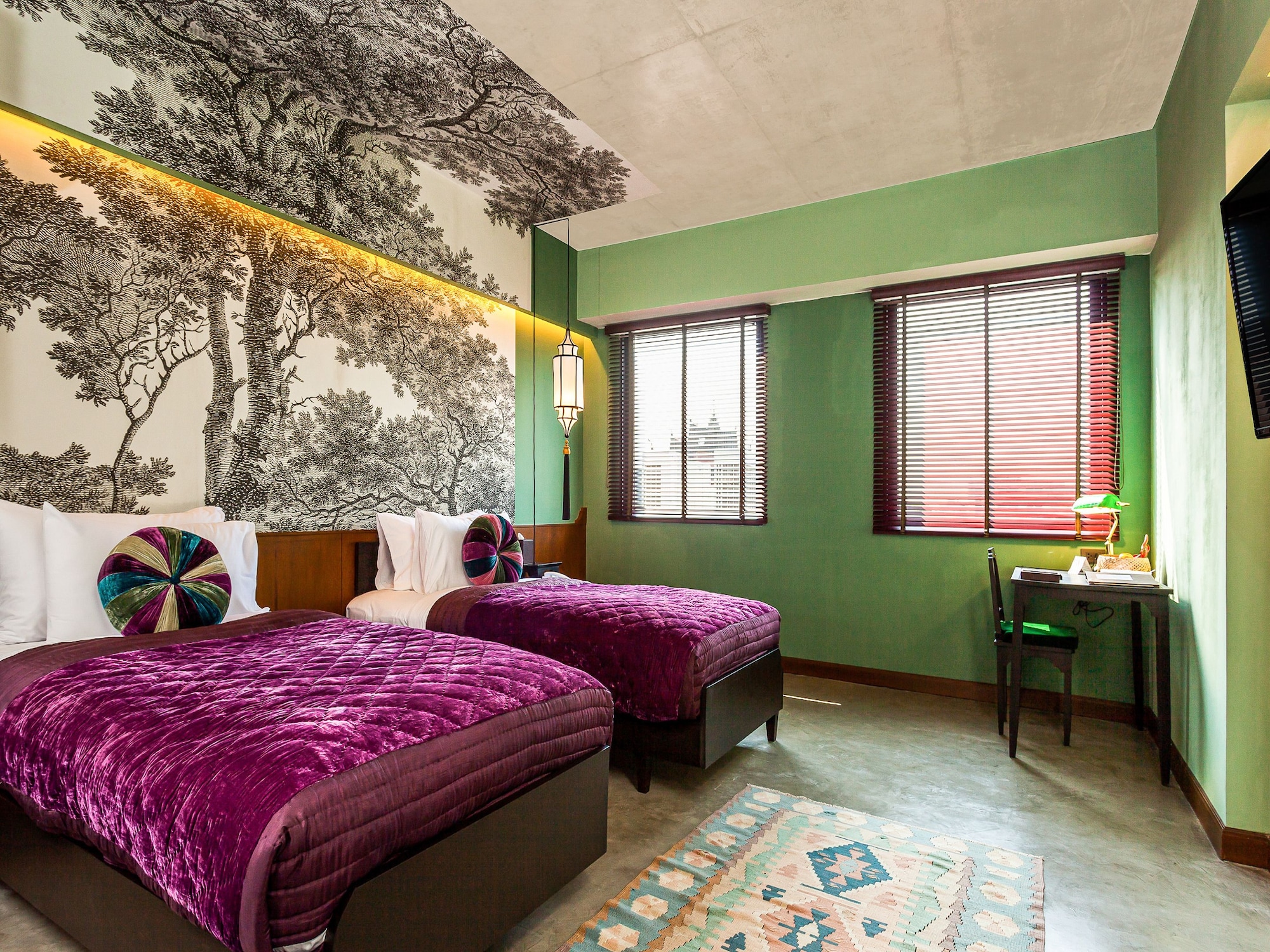 EXCLUSIVE, TWIN BEDS