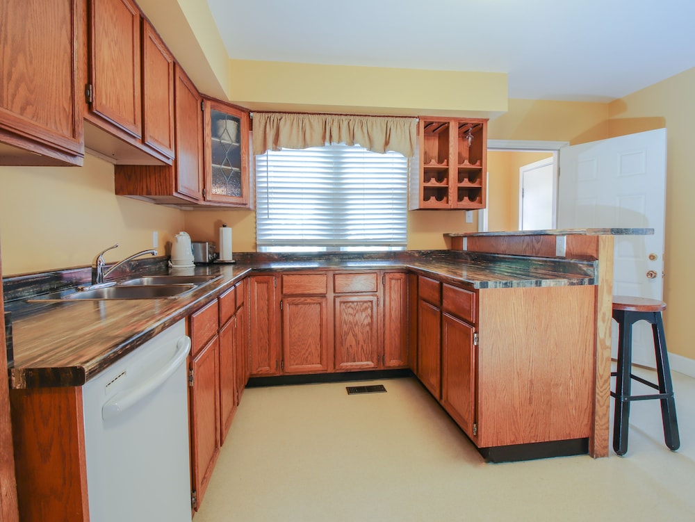 James Bay Inn Hotel Suites Cottage 10/74