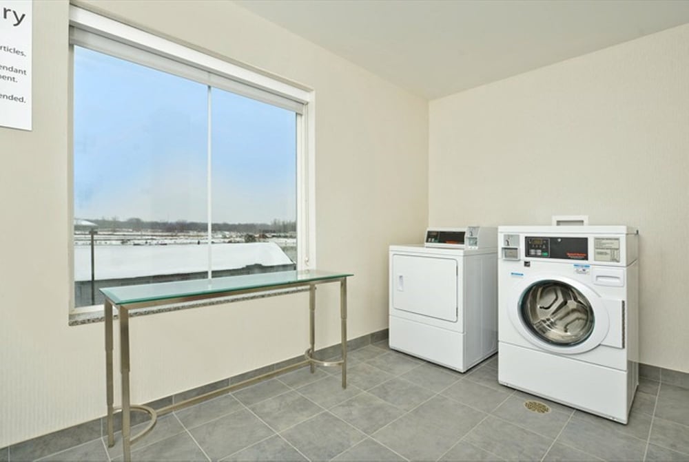 Holiday Inn Express Hotel Amp Suites Utica 24/58