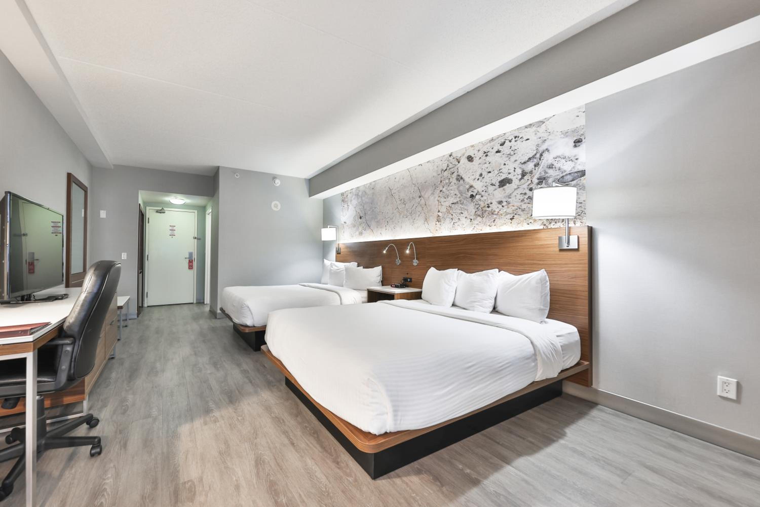 غرفة بسرير كينج وسريرين كوين، Admiral Inn Mississauga 6/9