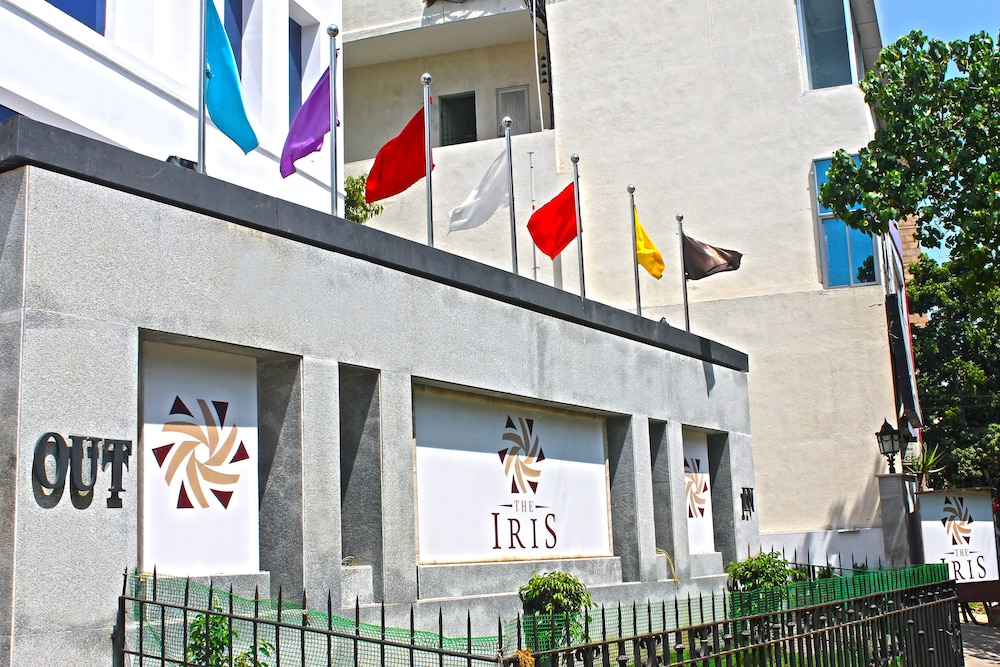 THE IRIS HOTEL 3/24