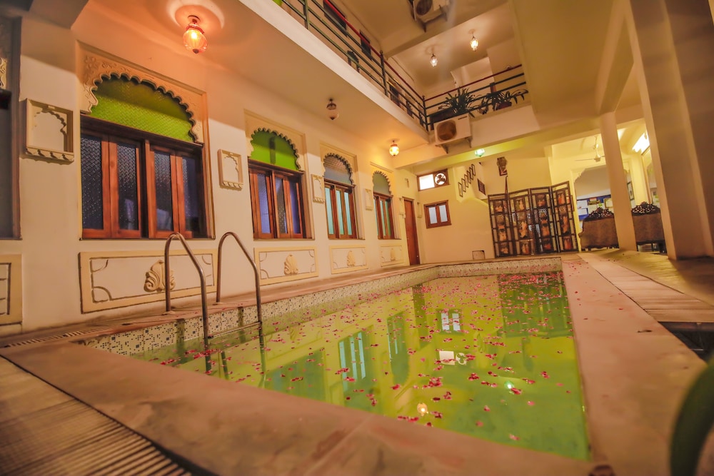 Hotal Devraj Niwas on Lake Pichola Udaipur 13/50