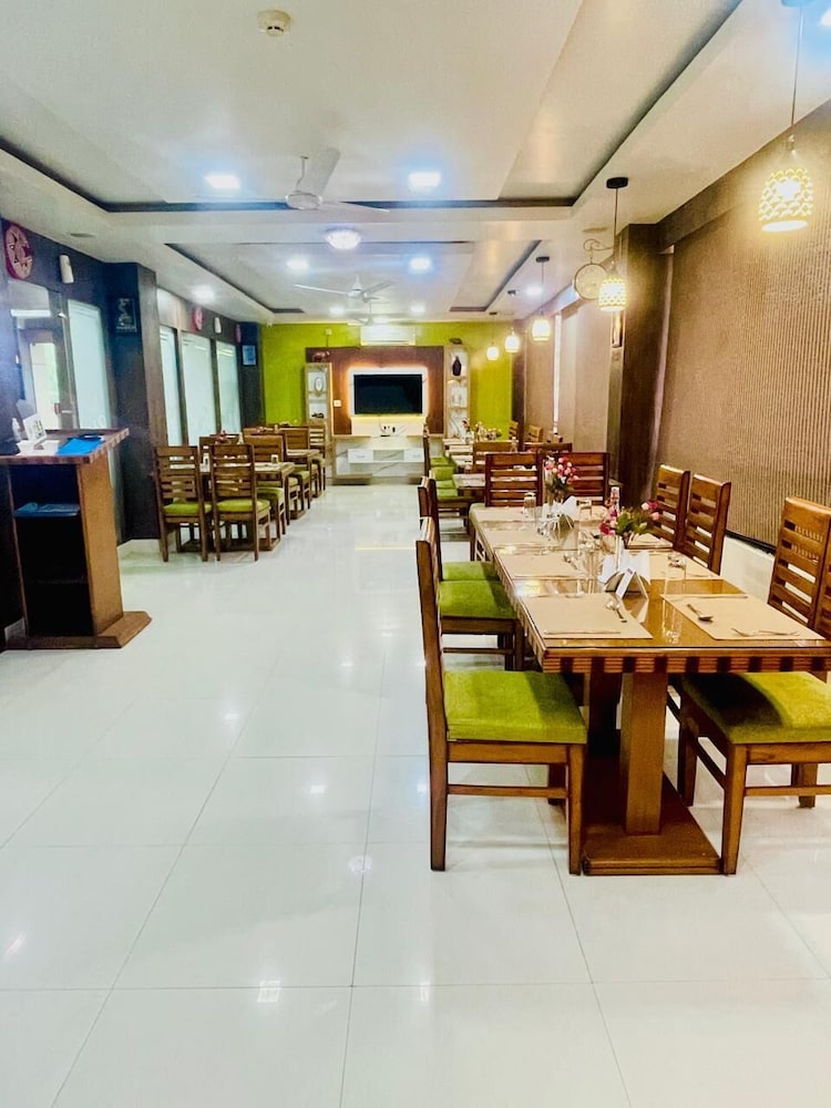 Treebo Trend Hotel Pemaling 28/35