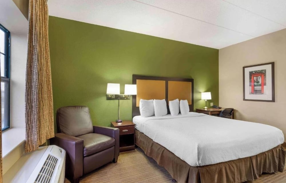Modern, Queen Bed, Kitchen, Accessible, Studio 6 Corporate Extended Stay Chicago Lisle IL 4/6