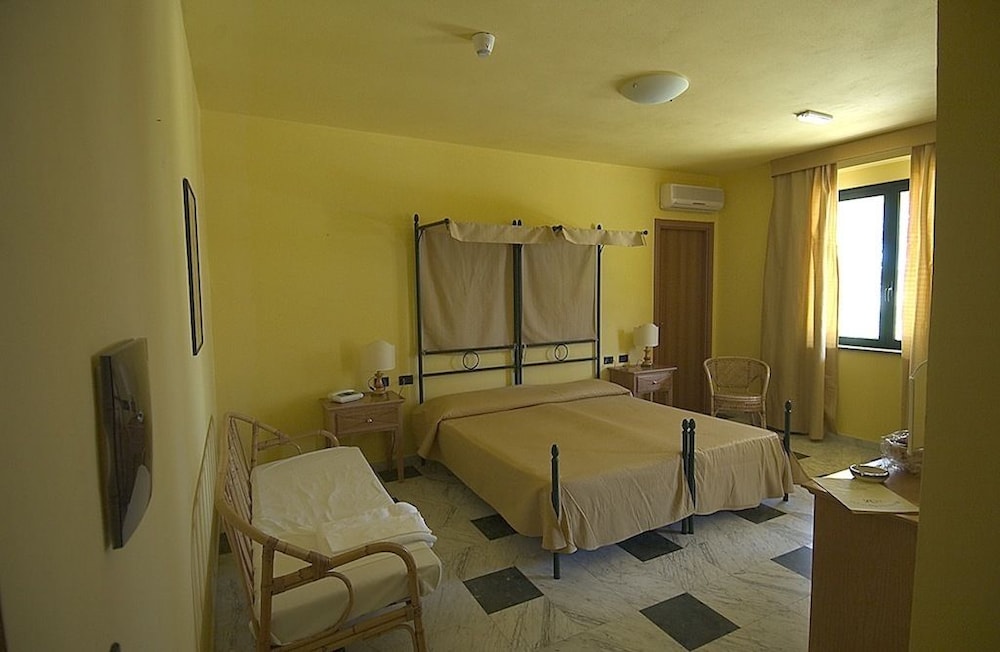 Marina Del Marchese Beach Resort 48/62