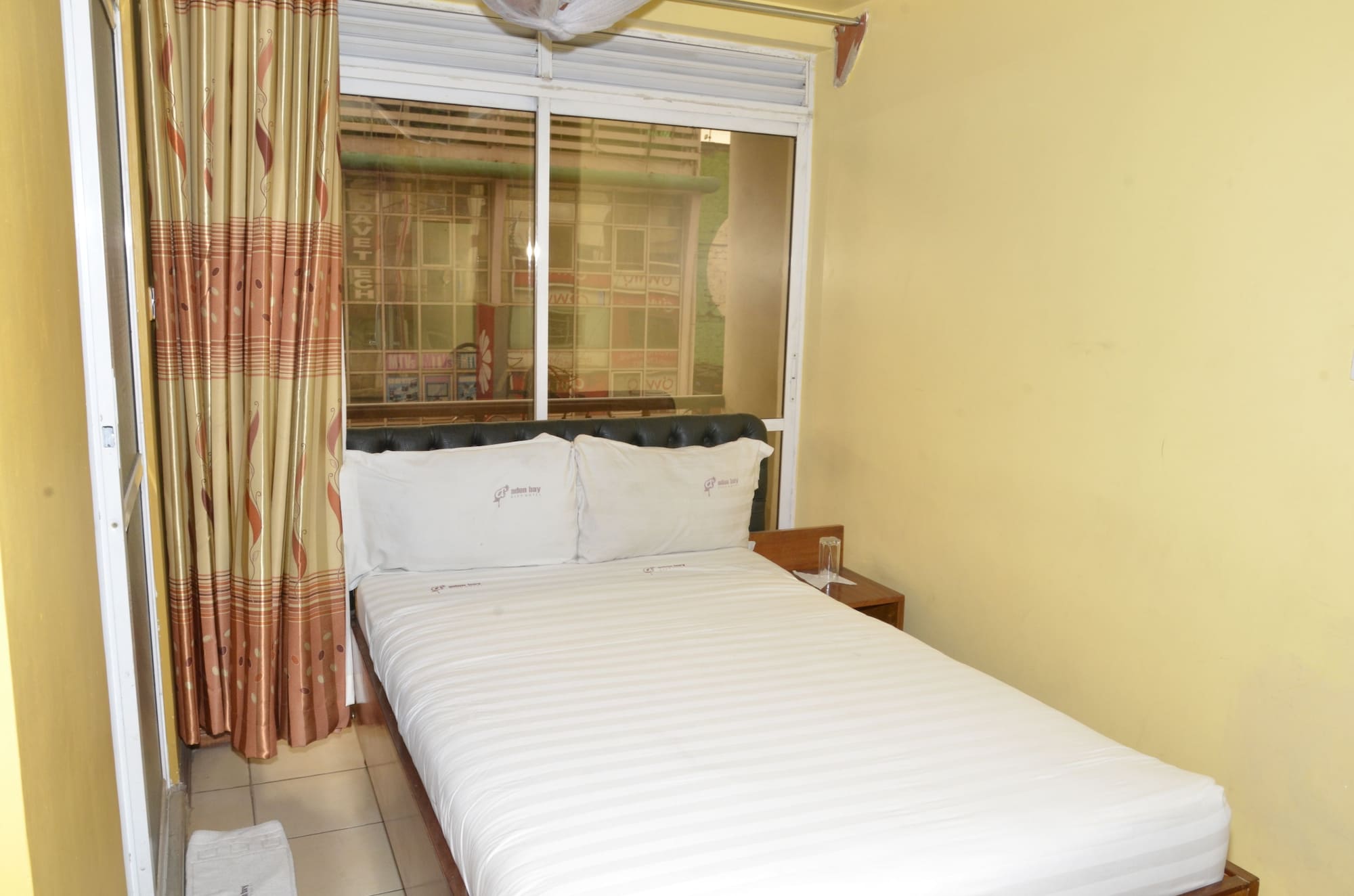 ROOM, SINGLE