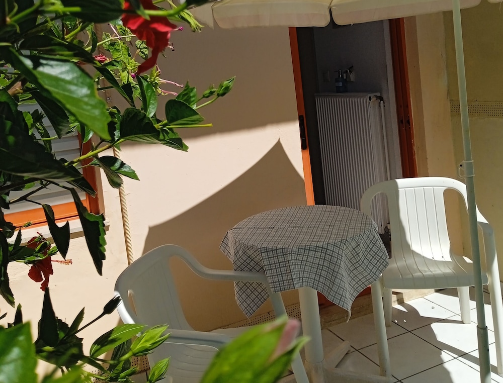 ILONA APARTMENTS 7/50