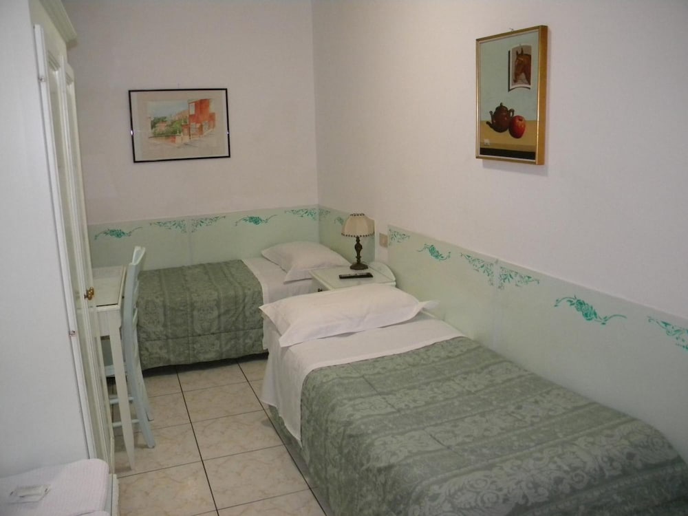 1 BEDROOM, STANDARD, DOUBLE OR TWIN BED