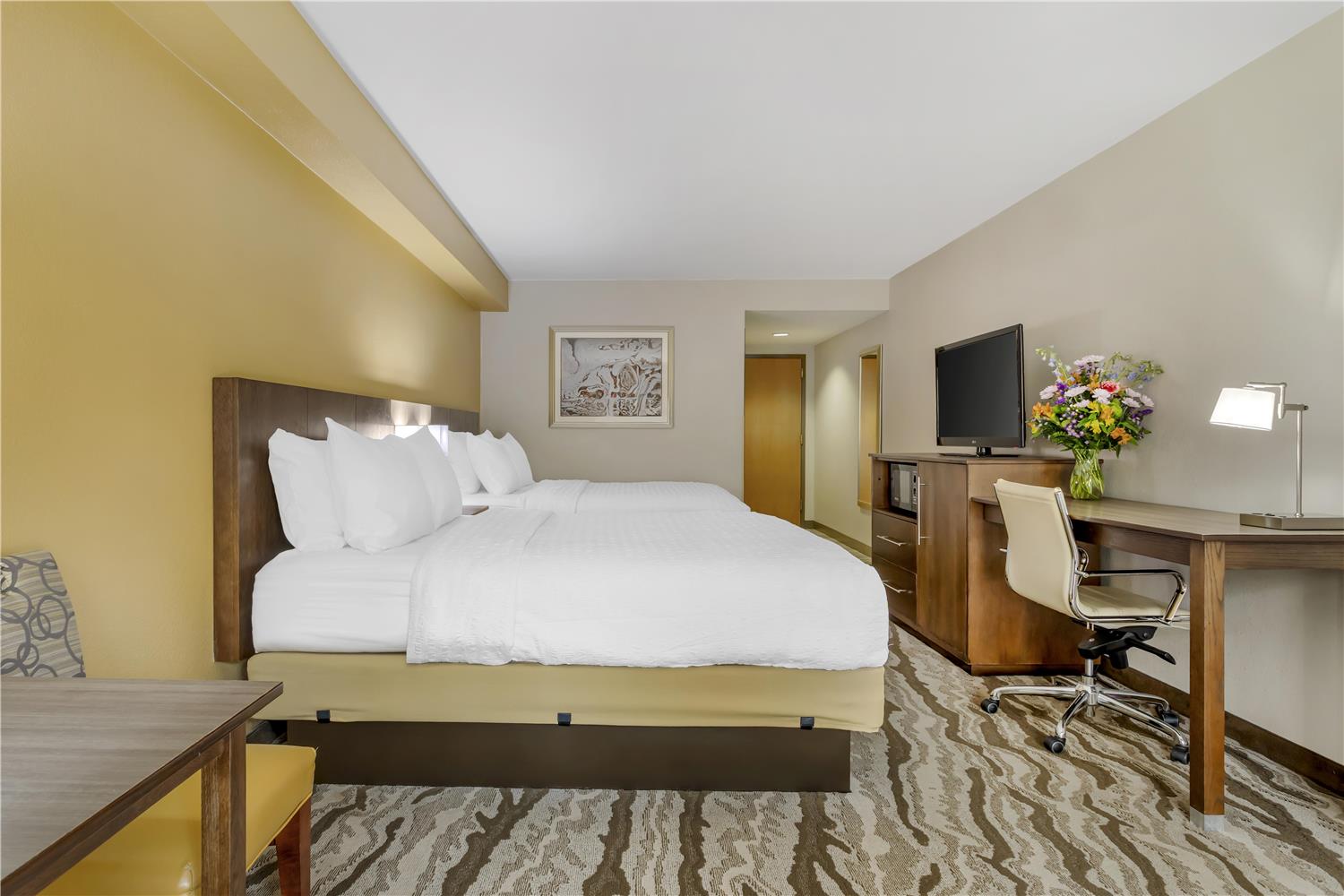Suite, 2 Queen Beds, River View, Balcony or Patio، Best Western Plus River Escape Inn & Suites 2/4