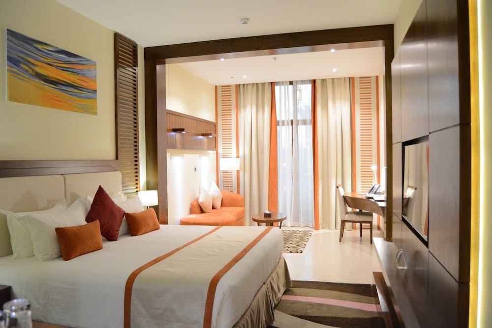 PREMIER, KING BED, POOL VIEW, POOL ACCESS