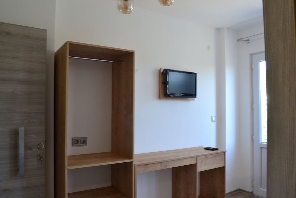 Parli Hotel 24/45