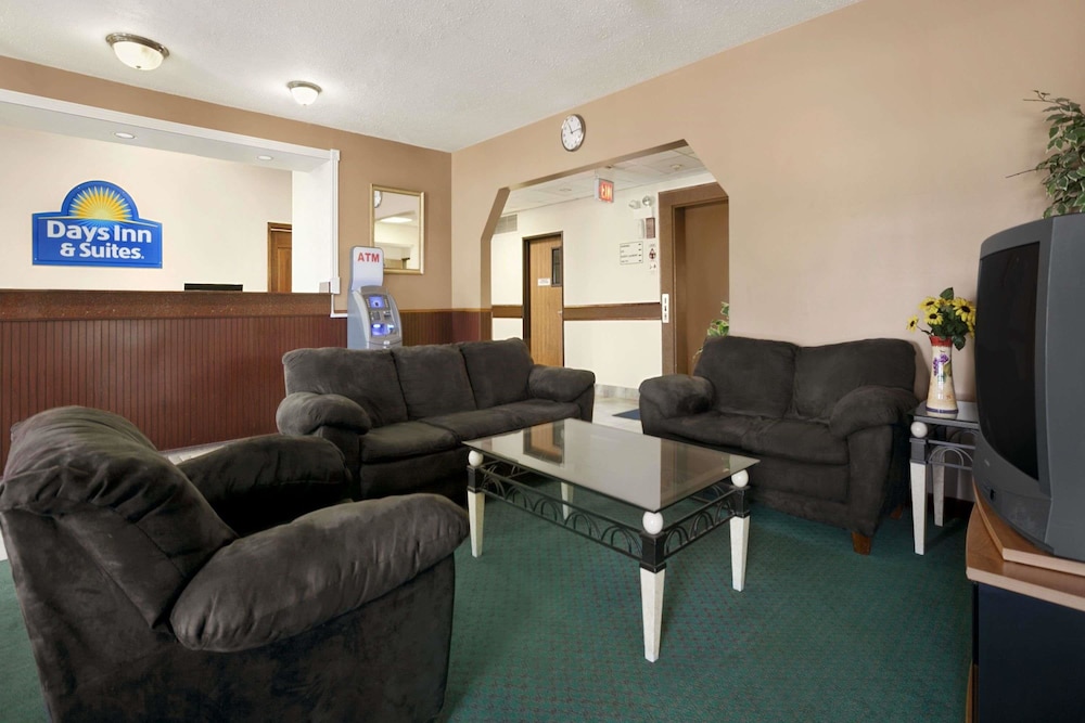 Days Inn & Suites By Wyndham Romeoville 18/26