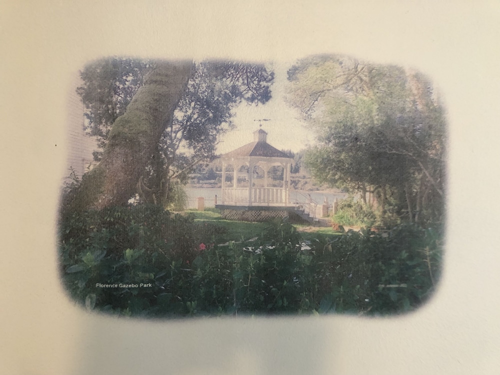 Lighthouse Inn 69/76