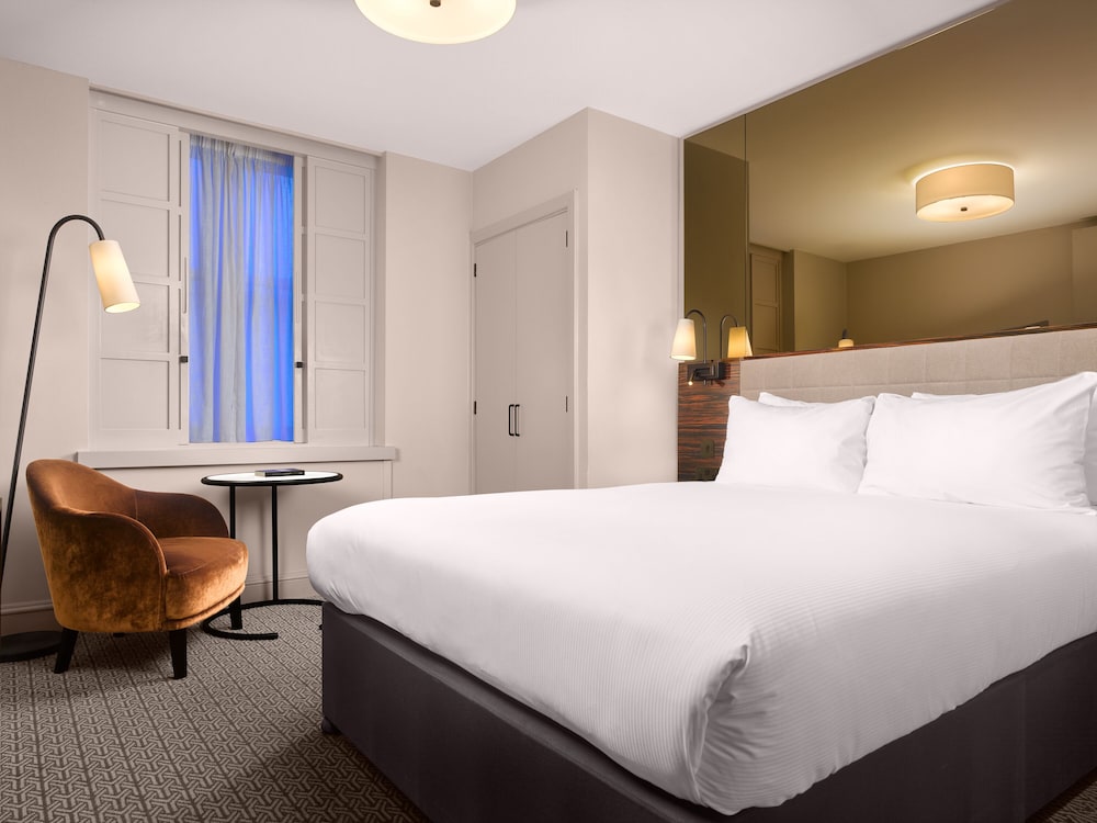 Superior, Queen Bed, Strand Palace Hotel 2/8