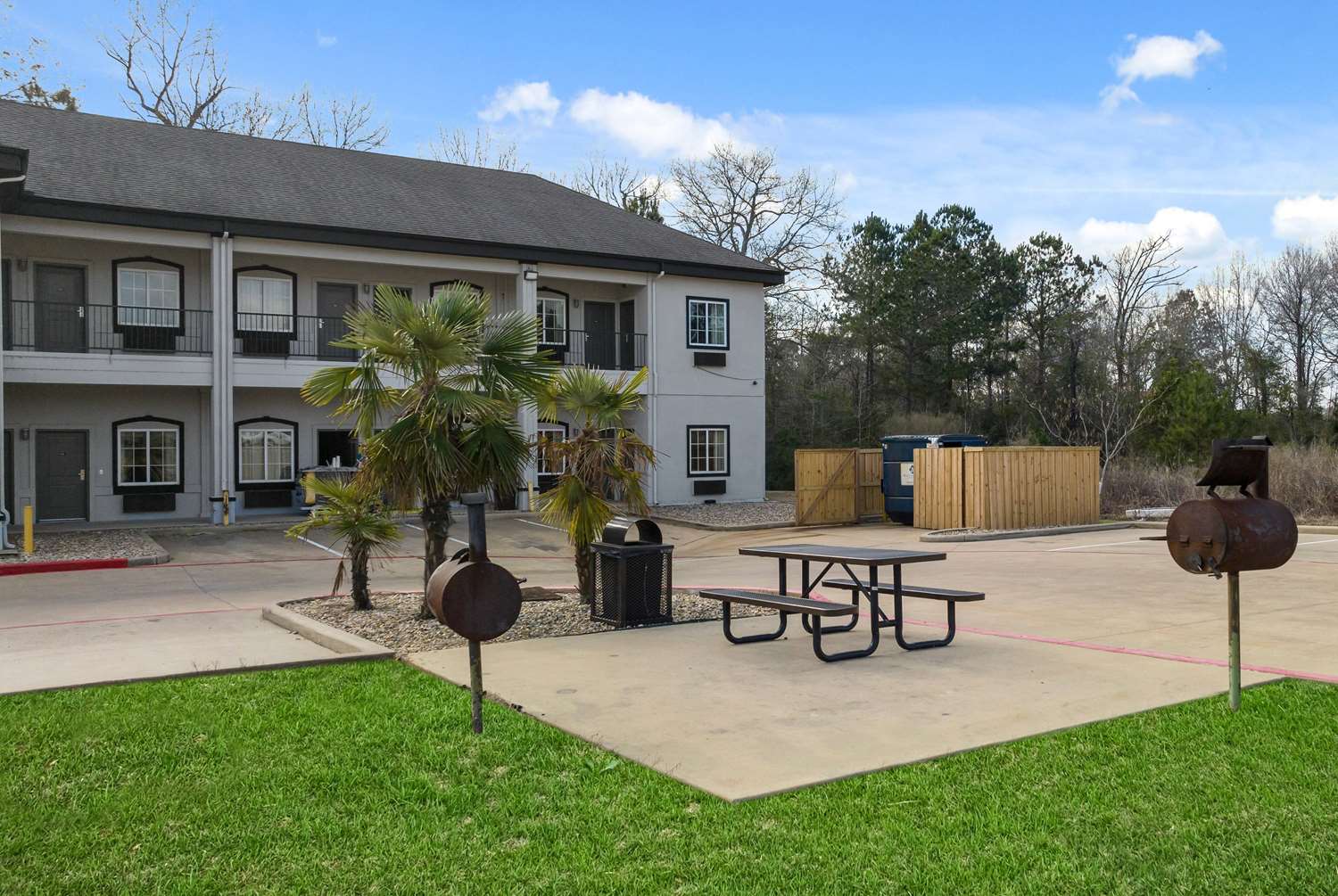 Super 8 by Wyndham Carthage TX 23/24