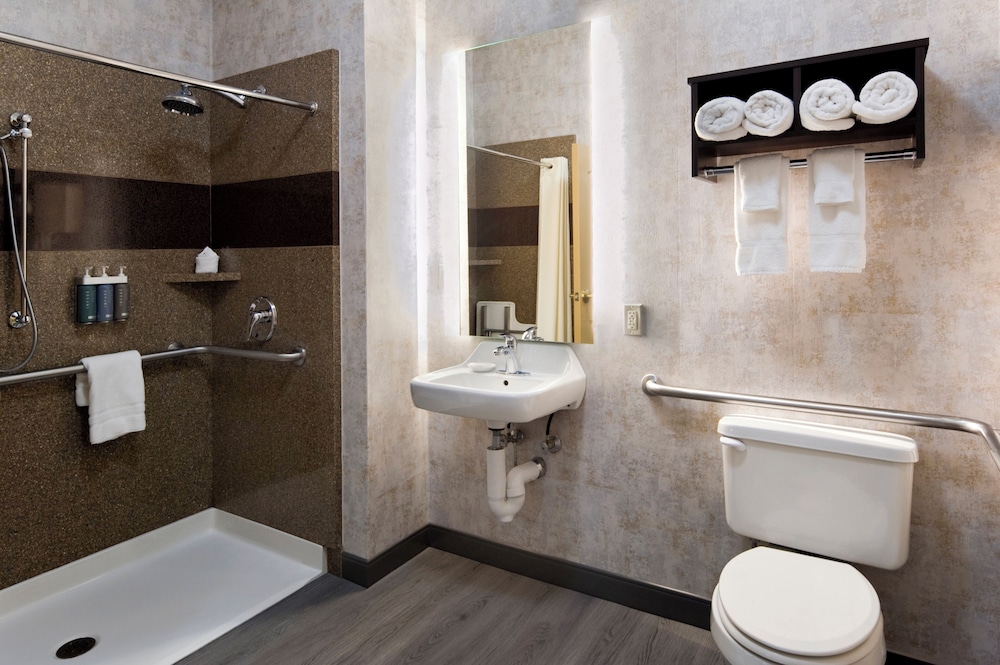 Walkout, Deluxe, 2 Queen Beds, Accessible، Clubhouse Hotel Suites Sioux Falls 2/2