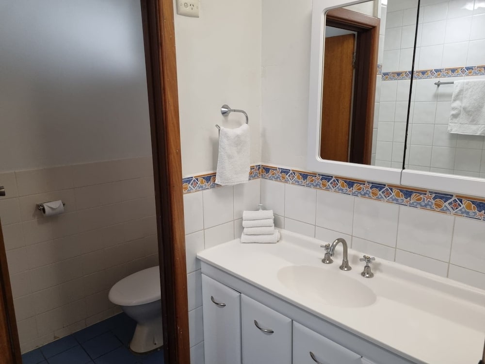 EMU BEACH CHALETS 33/35