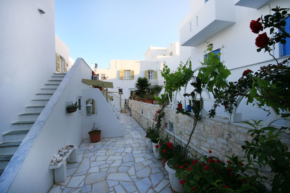 Leonardos Apartments 3/50