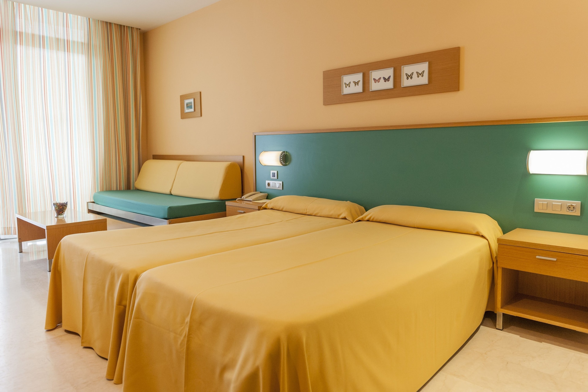 ROOM, QUADRUPLE