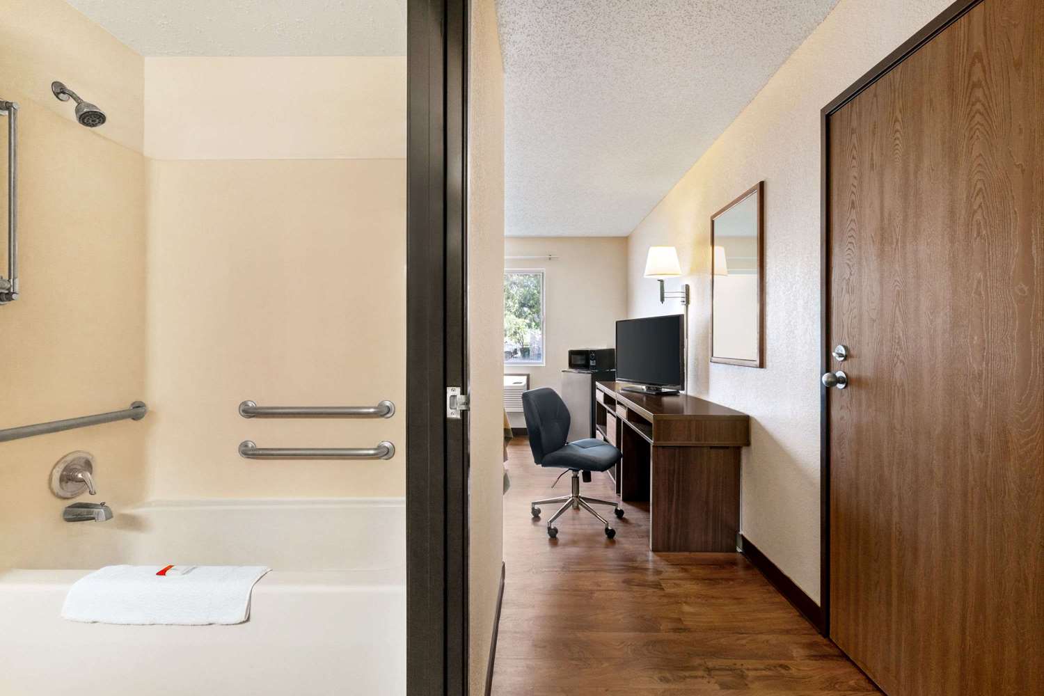 Super 8 by Wyndham Waco University Area 24/24
