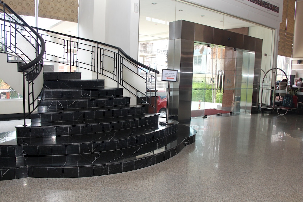 Swiss Belhotel Borneo Samarinda 8/68
