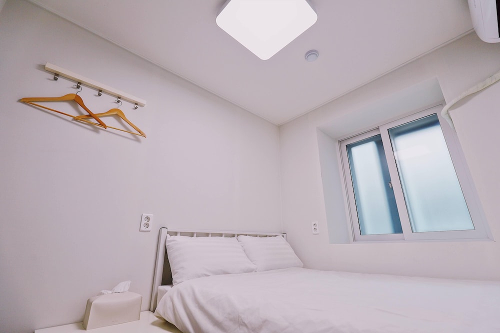 ROOM, SINGLE, PRIVATE BATHROOM