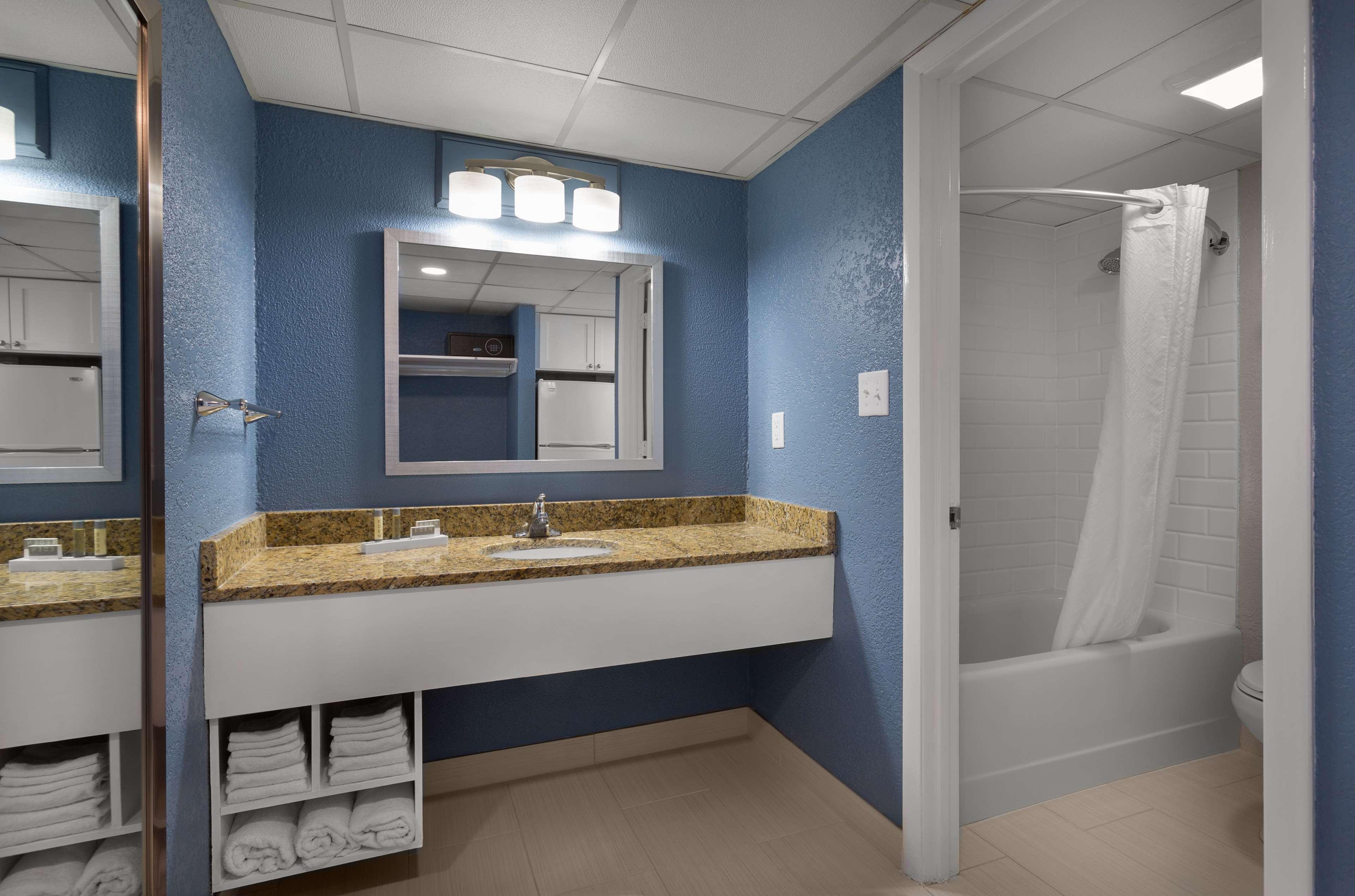 غرفة بسريرين كوين بشرفة بمطبخ صغير، Dayton House Resort, BW Signature Collection 2/3