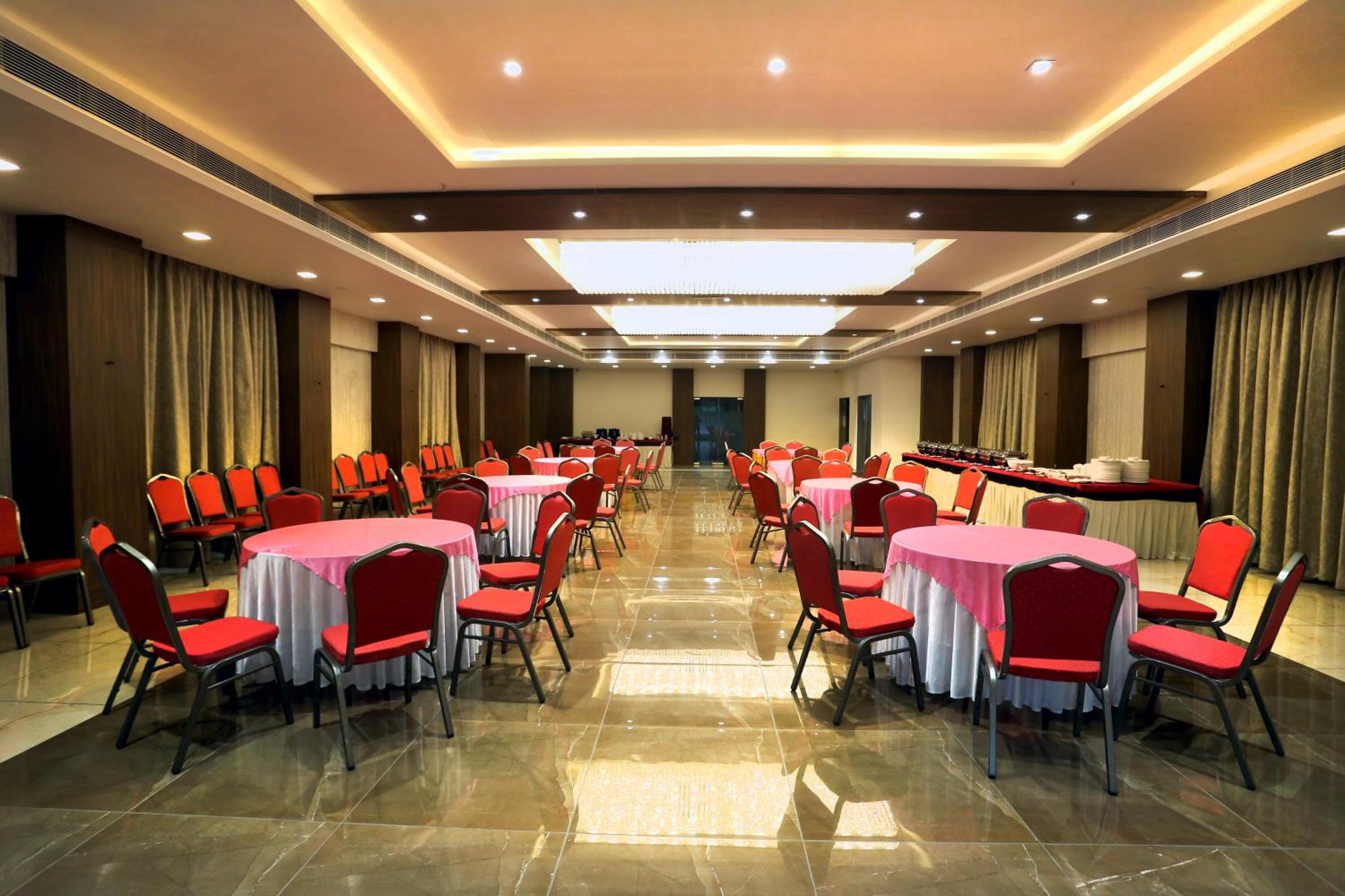 OYO Premium Vastrapur Lake 60/63