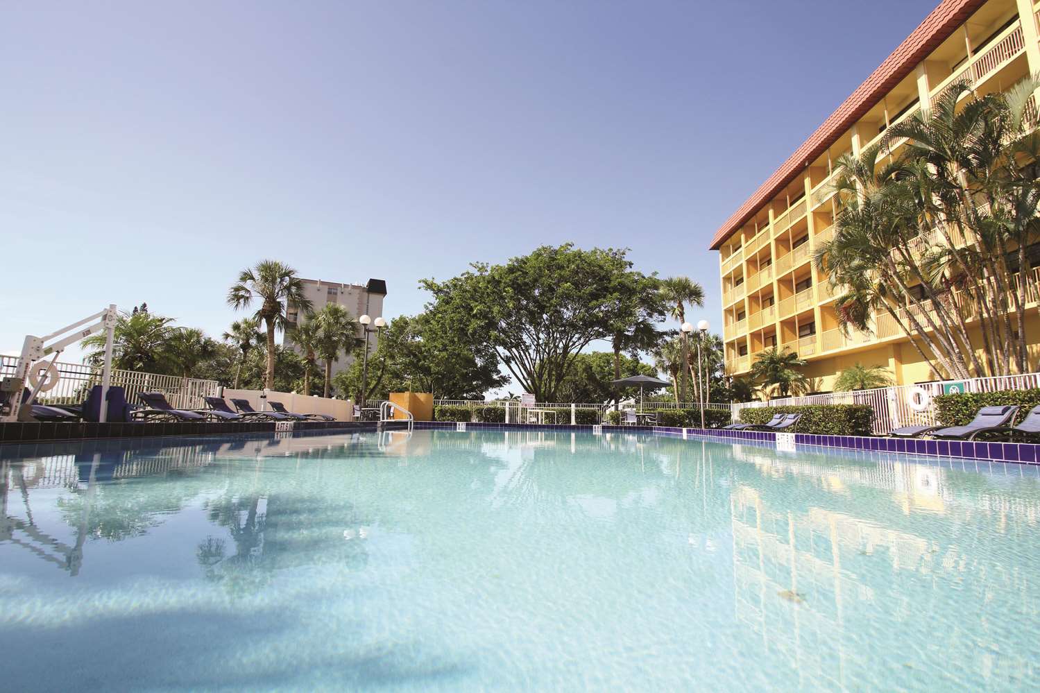 La Quinta Inn & Suites by Wyndham Coral Springs Univ Dr 4/23