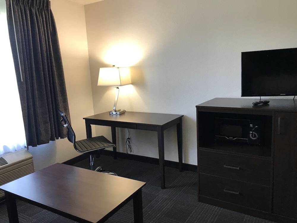 Days Inn & Suites by Wyndham Gresham 18/26