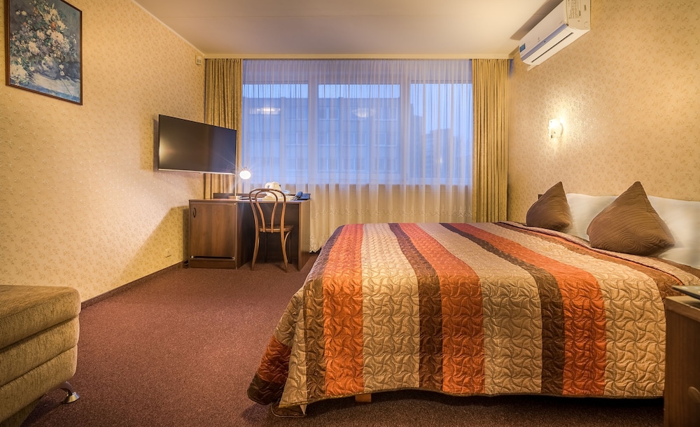 ROOM, DOUBLE BED