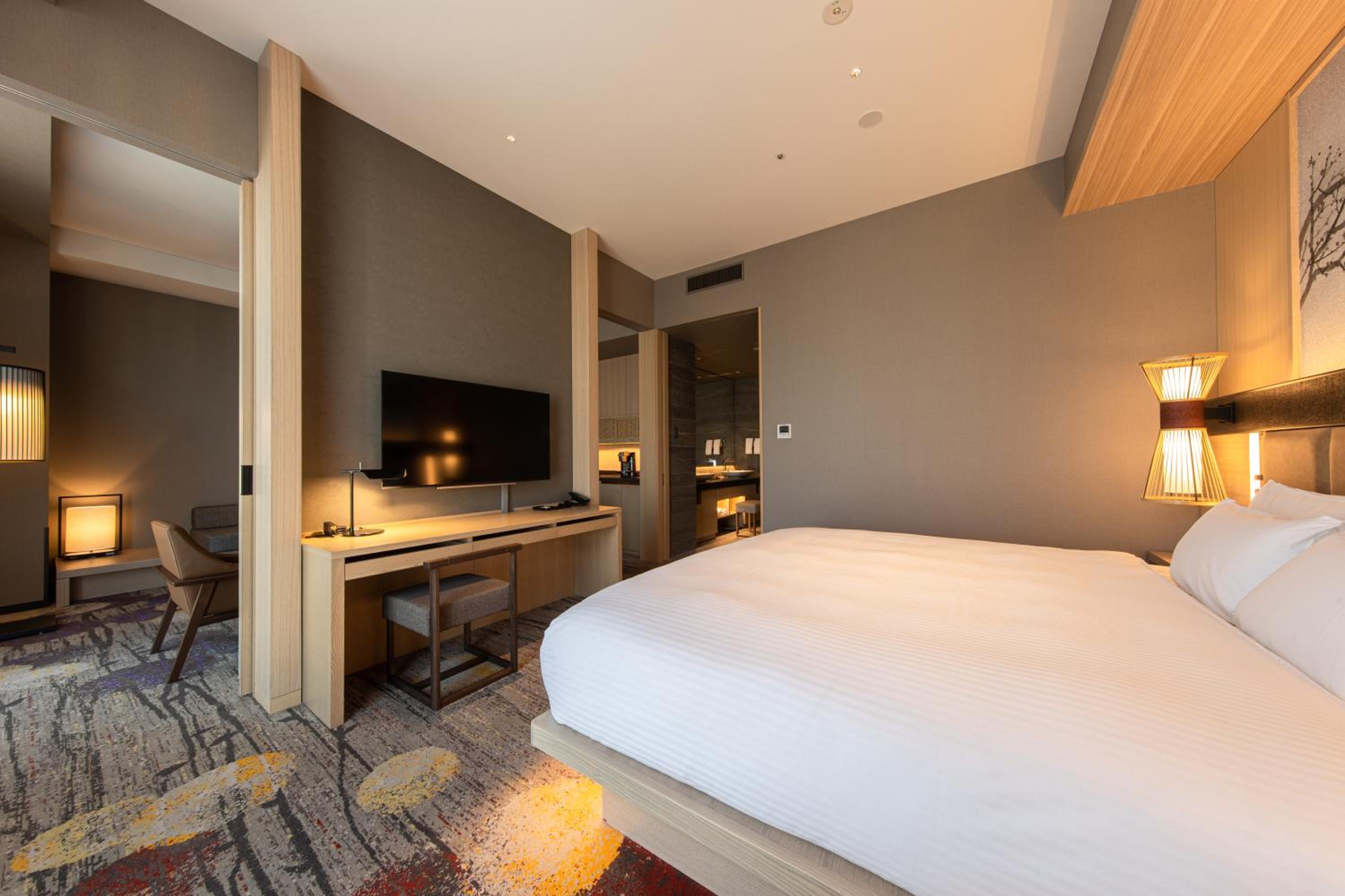 Suite, King Bed