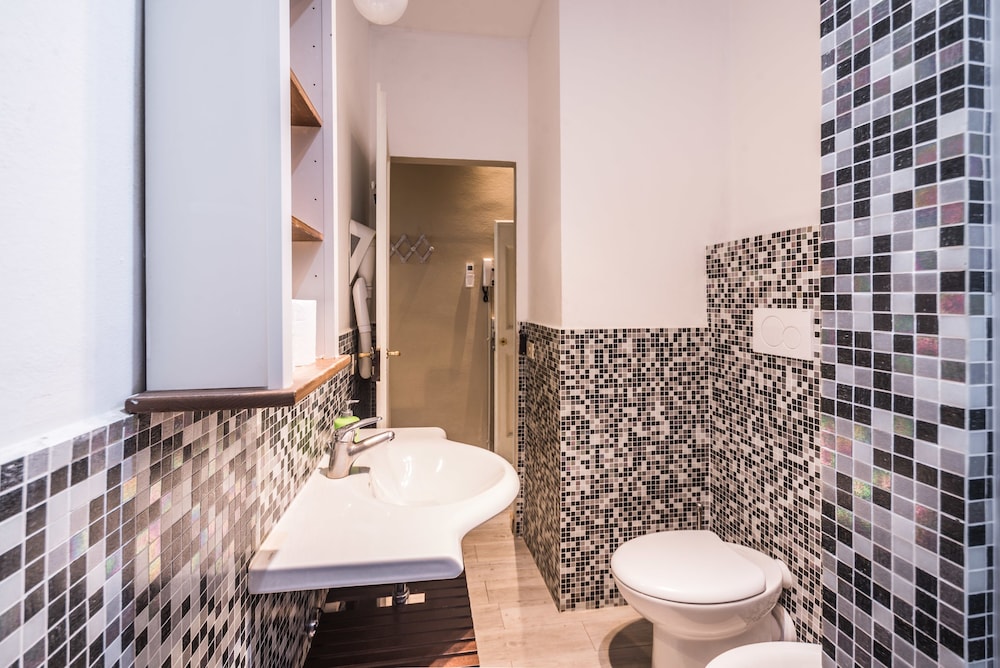 A Few Steps to The Duomo Enchanting 2BD Apt 14/19
