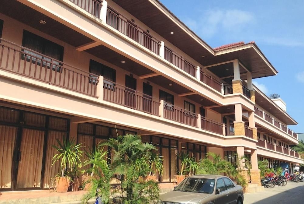 Panupong Hotel 8/22
