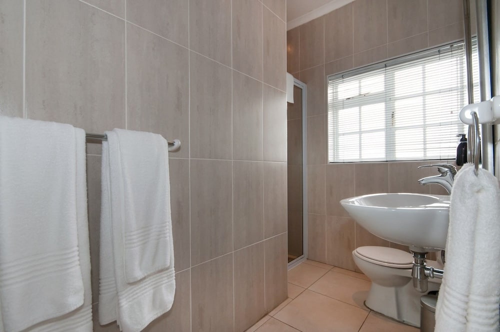 Millard Crescent Guest House 24/31