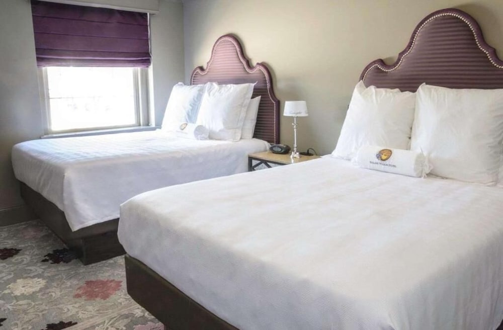 Deluxe, 2 Queen Beds