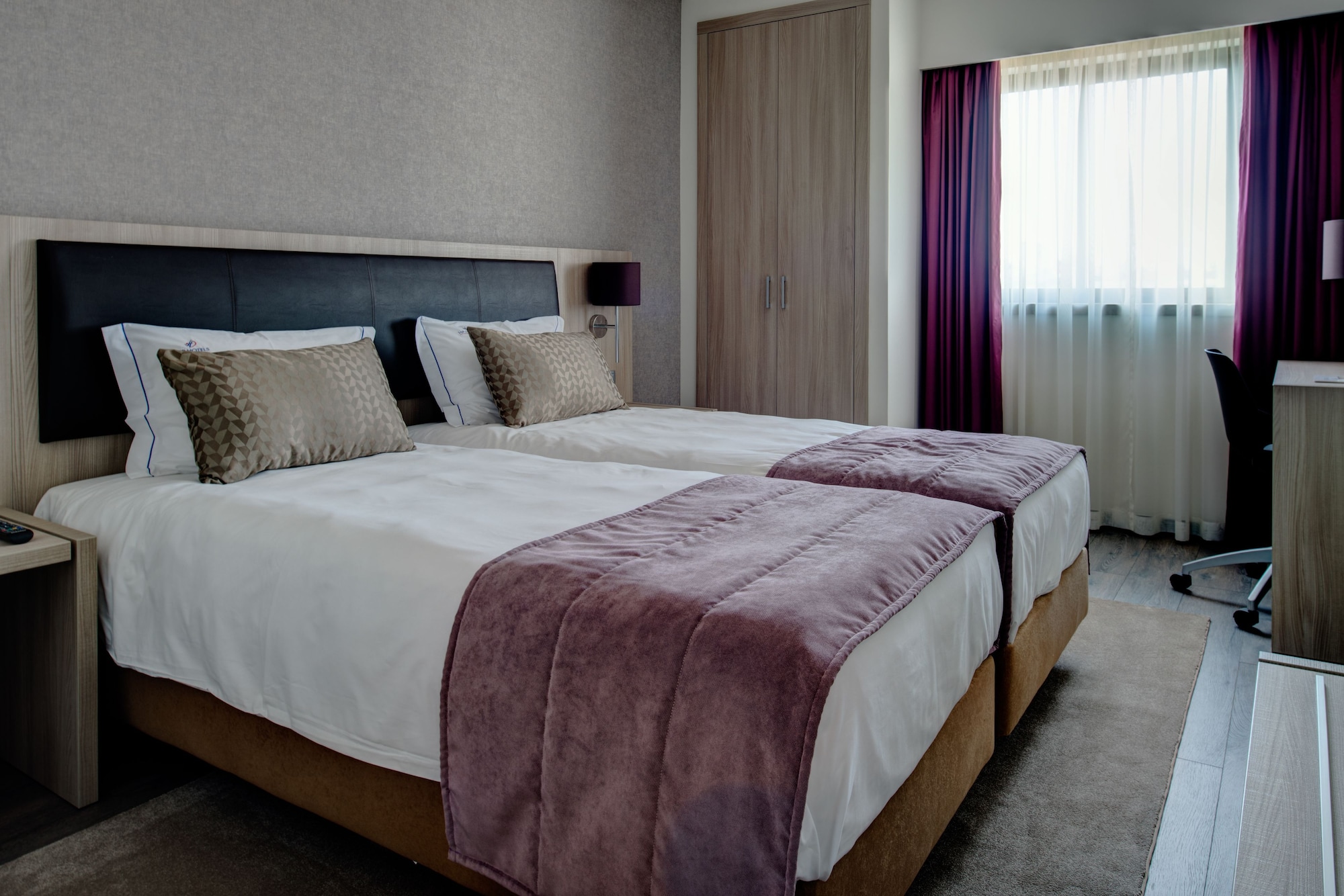 EXECUTIVE, TWIN BEDS