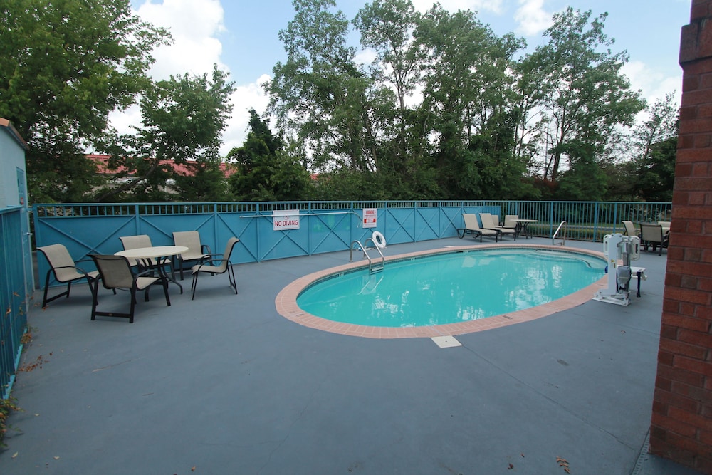 Baymont by Wyndham Franklin/Cool Springs 8/36