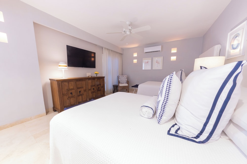 ROOM, TWIN BEDS