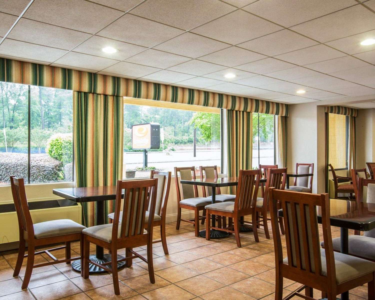 Econo Lodge Inn & Suites at Fort Moore 22/31