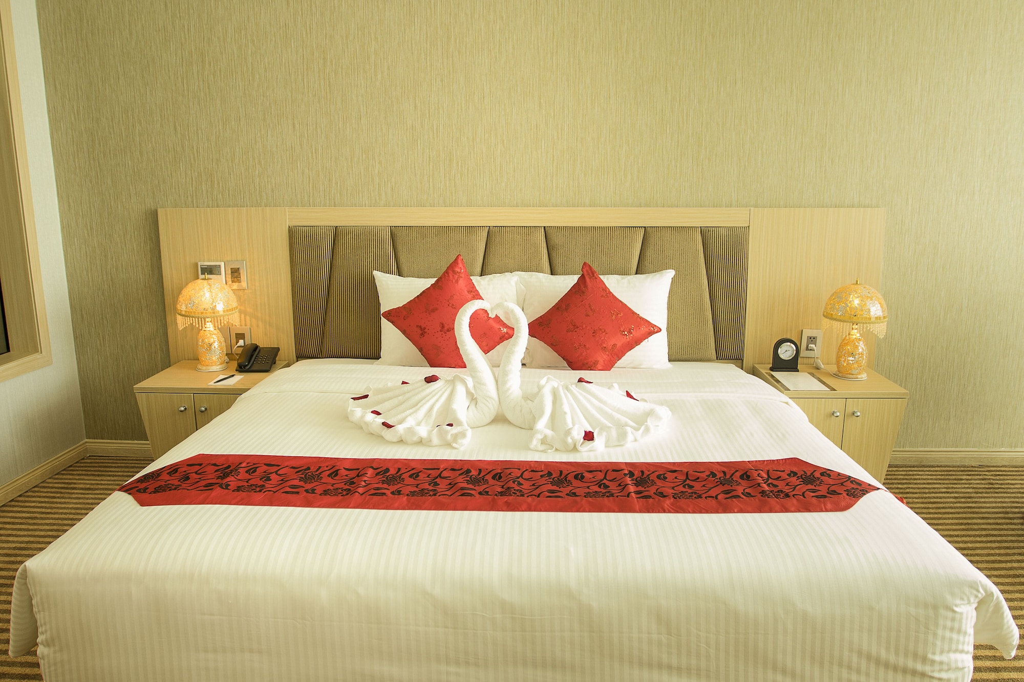 DELUXE, KING BED, CITY VIEW