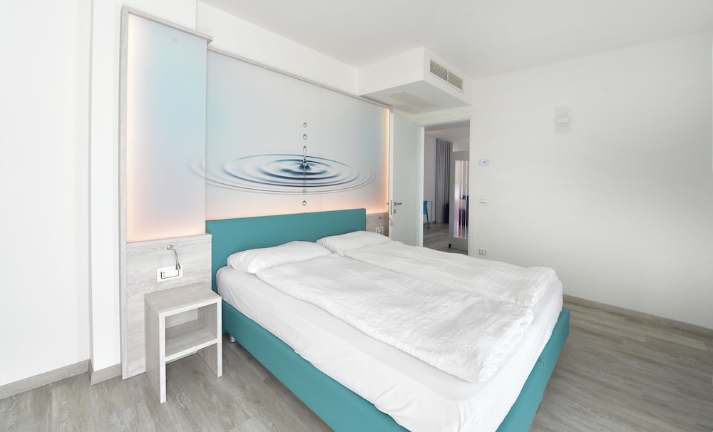 LUXURY, APARTMENT, QUEEN BED, POOL VIEW, SOFA