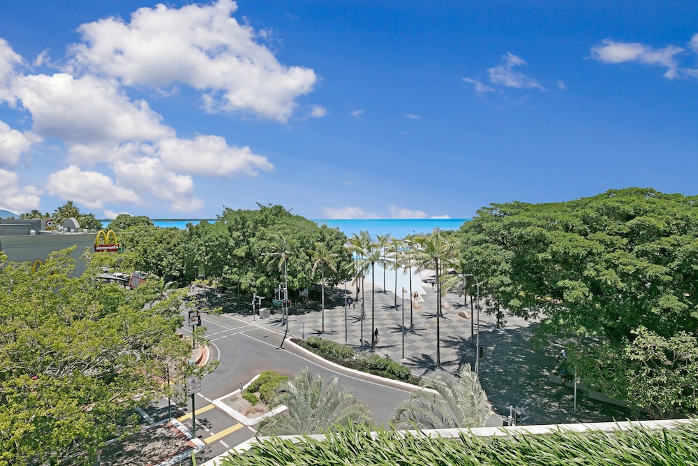 Mantra Esplanade Cairns 56/66