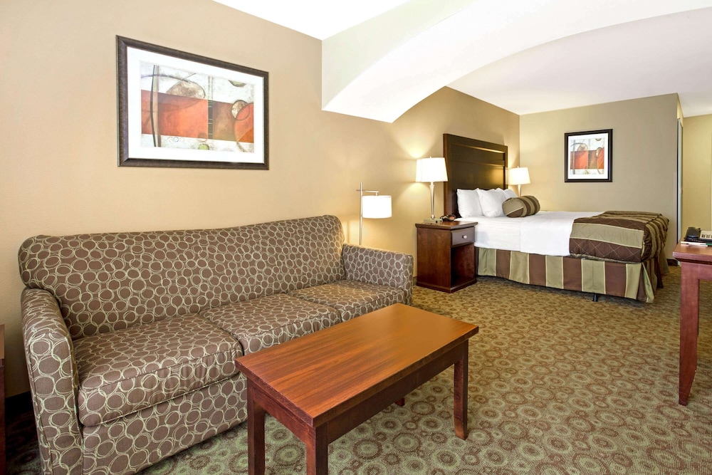 La Quinta Inn & Suites by Wyndham Dickinson 34/50